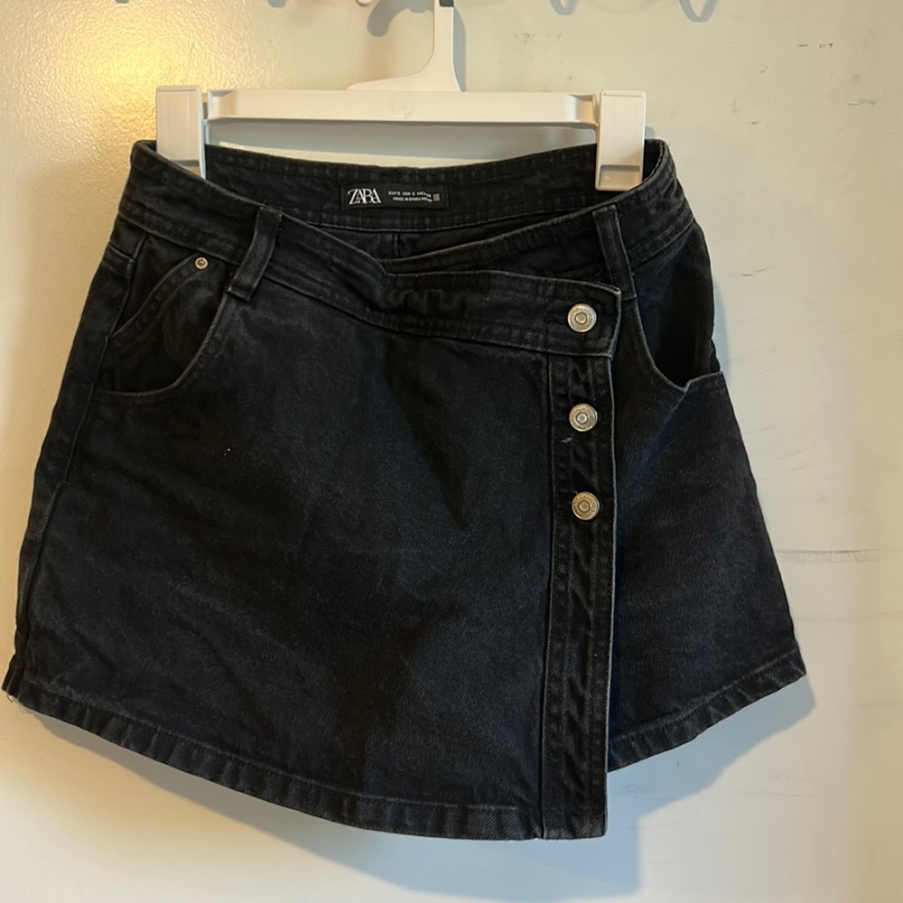 ZARA brand skort. Cleaning the closet. It is tight for me.
